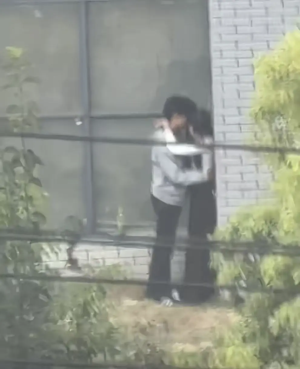 《蚌埠职教园情侣野外吃冰棒视频完整版》事件全过程完整呈现-现场画面流出引热议-蚌埠职教园情侣野外吃冰棒视频完整版免费鉴赏-抖音热播中